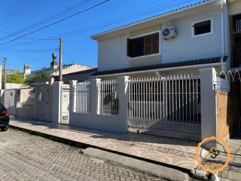 Casa com 4 quartos, 2 banheiros e 181m² à venda no bairro Umuharama, Pelotas